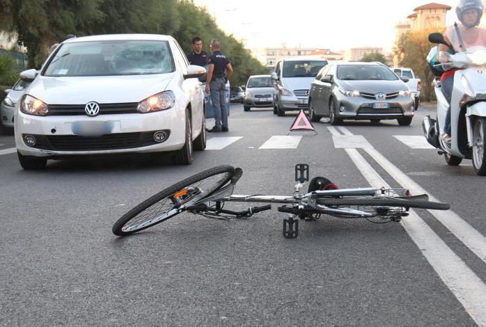 Ragazza in bici travolta da un’auto 