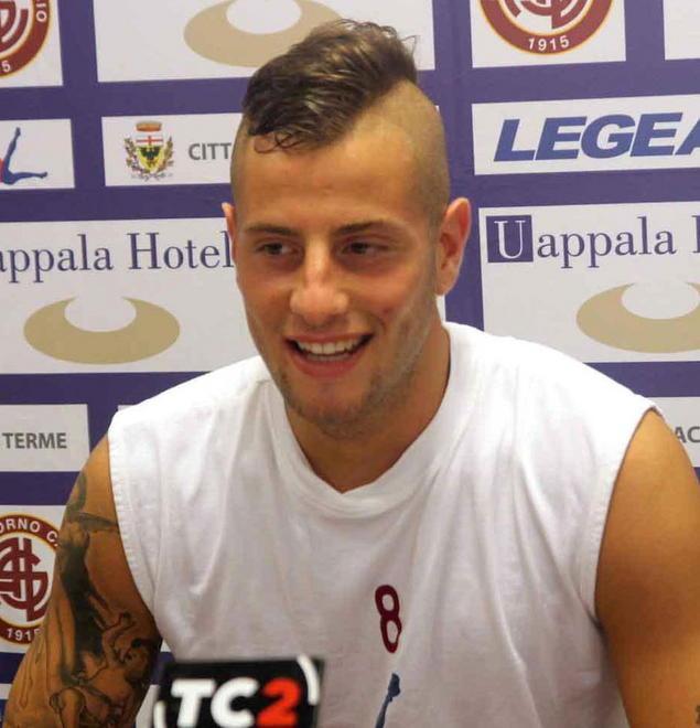 Tatuaggi e cresta da ribelle «Egoista? Salto l’uomo e tiro» 