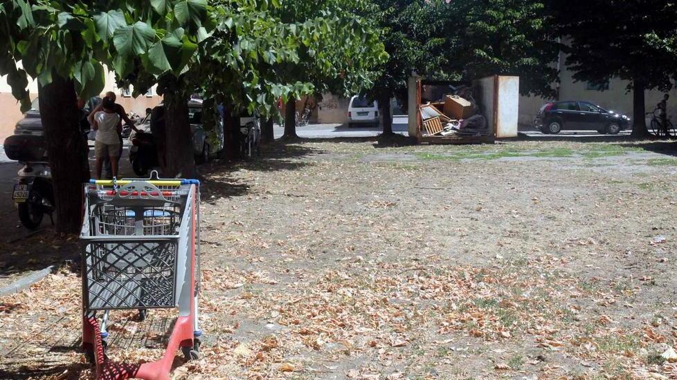Alla Chiccaia arriva il maxi cassone via i rifiuti dal cortile