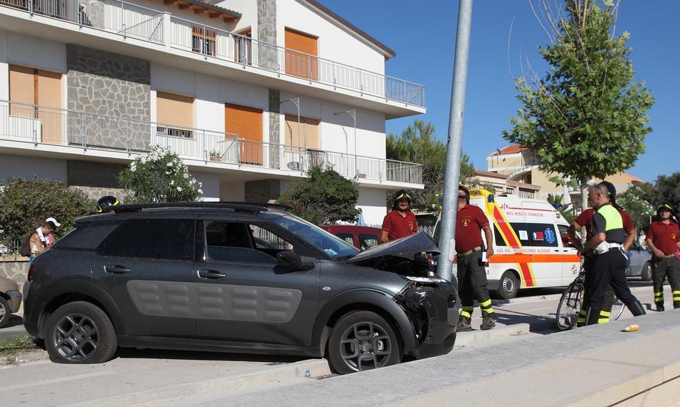Auto impazzita nella pista ciclabile