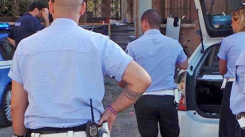 Finge di essere stato urtato e fugge
