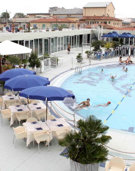 Party in piscina anti-povertà: il Balena lo ha annullato 