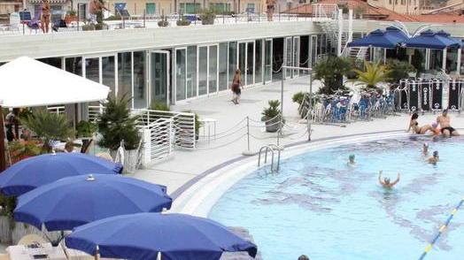 Party in piscina anti-povertà: il Balena lo ha annullato