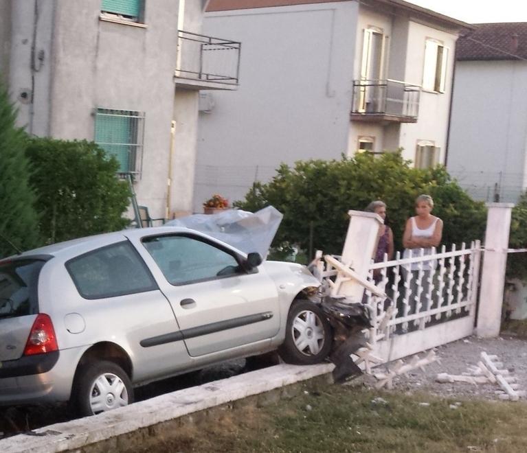 Pilastri, con l’auto danneggia una centralina del gas 