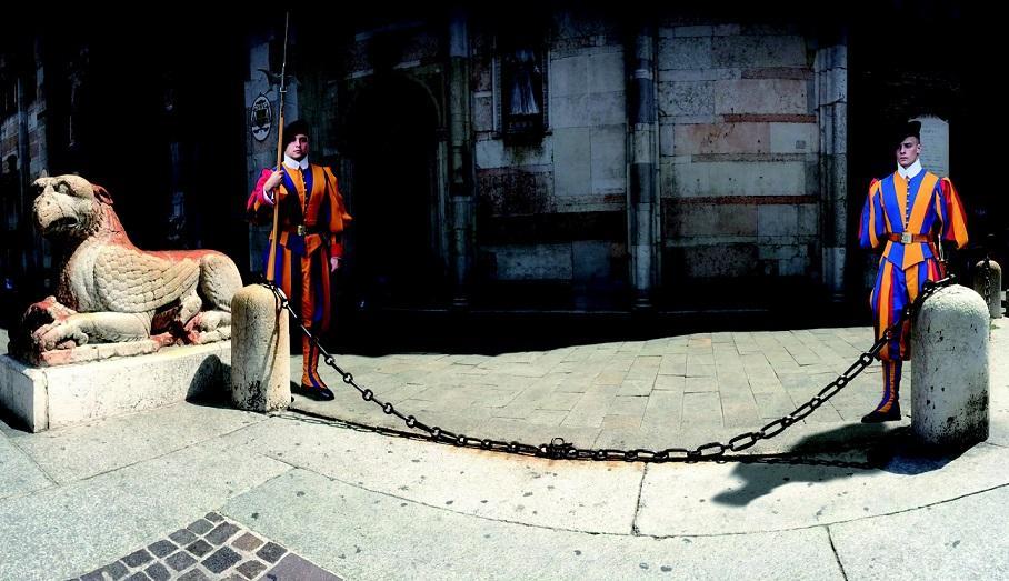 Ferrara, cento anni dopo le catenelle davanti al Duomo 