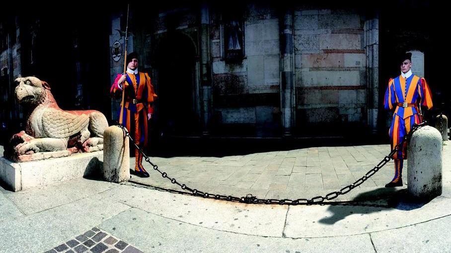 Ferrara, cento anni dopo le catenelle davanti al Duomo