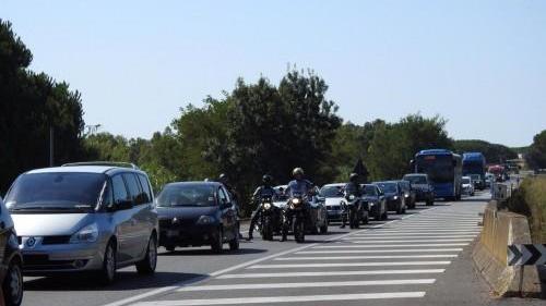 La lunga coda sull'Aurelia provocata da un incidente tra un'Alfa Romeo e un camion Sei (foto Enzo Russo)