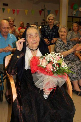 Un mazzo di fiori per la centenaria Elisetta Urru