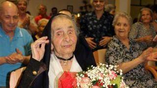 Un mazzo di fiori per la centenaria Elisetta Urru