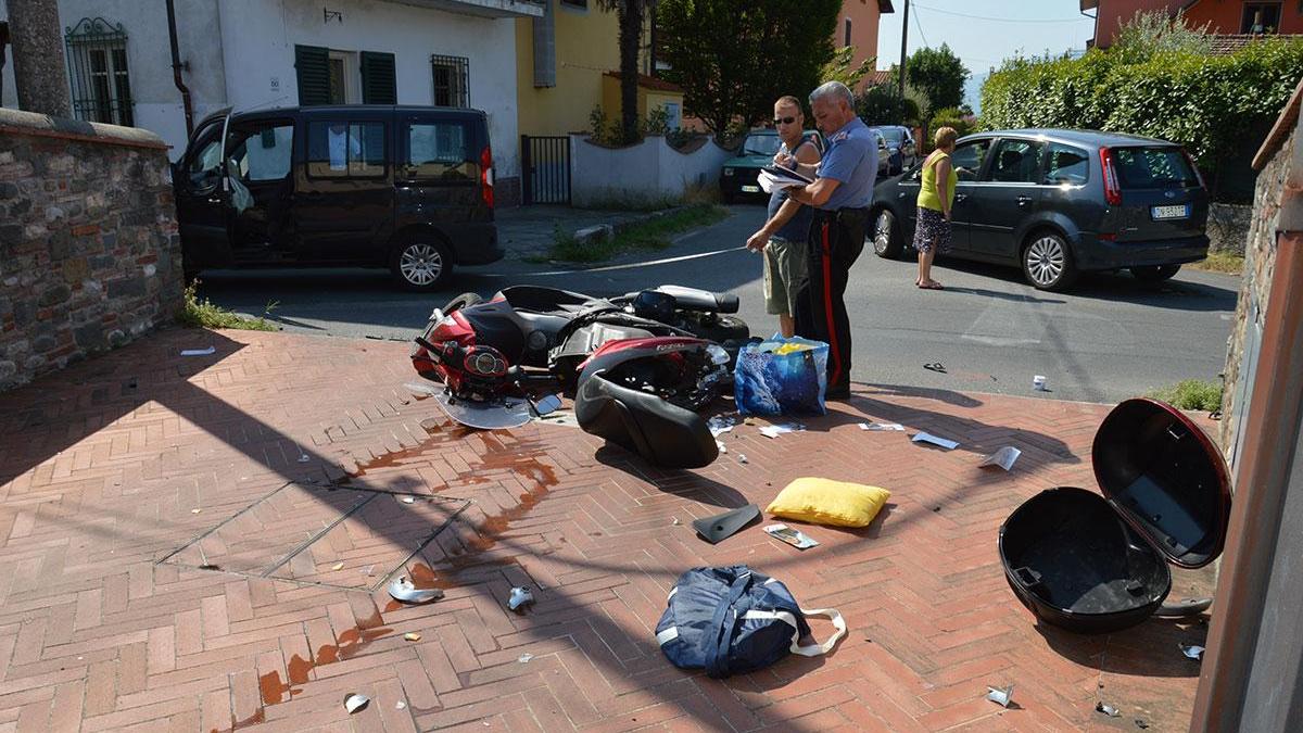 Scooterista travolto da un'auto: è grave