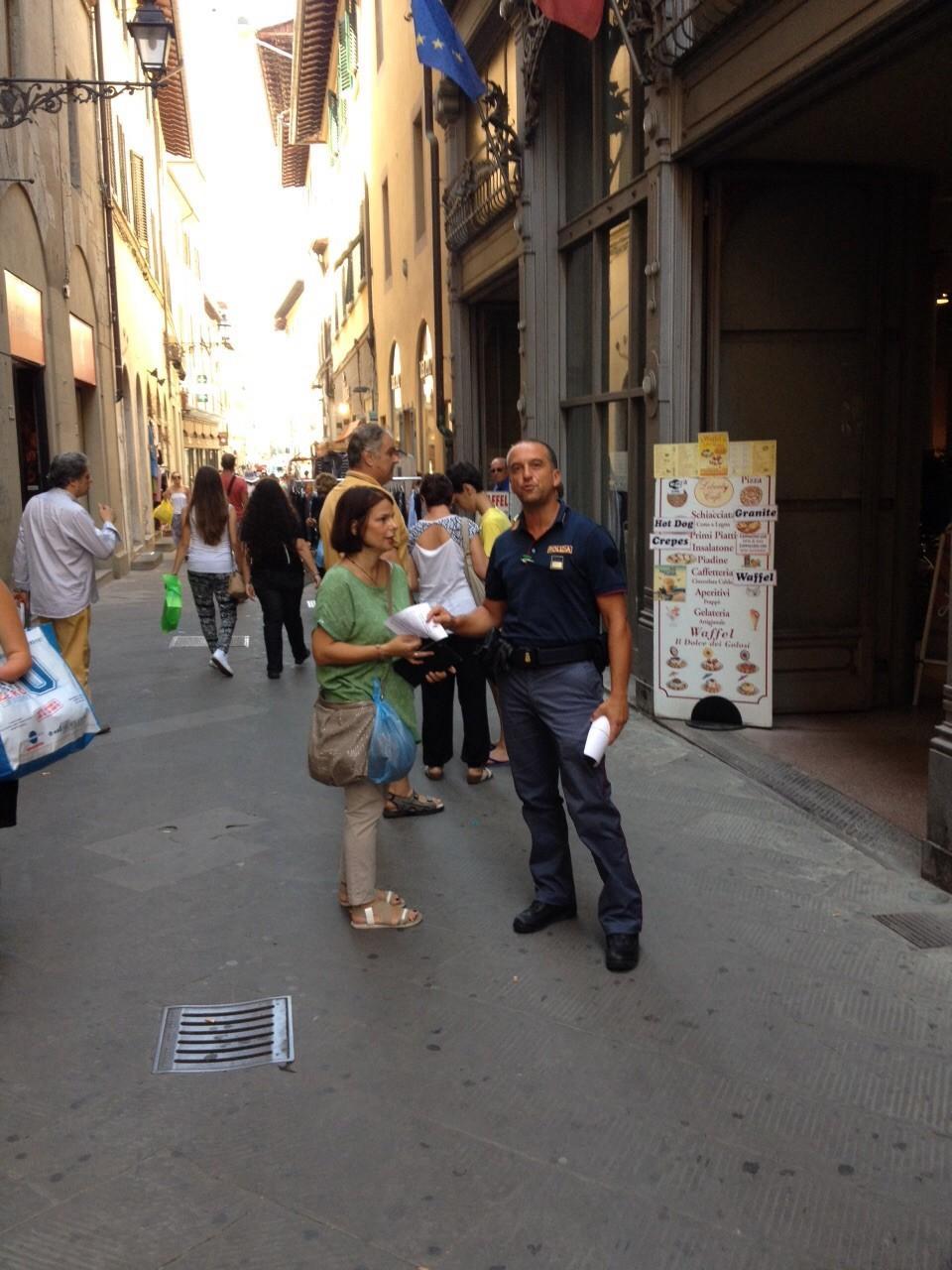 Un poliziotto delle Volanti distribuisce i volanti in occasione del mercato