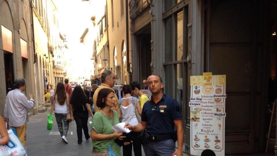 Un poliziotto delle Volanti distribuisce i volanti in occasione del mercato