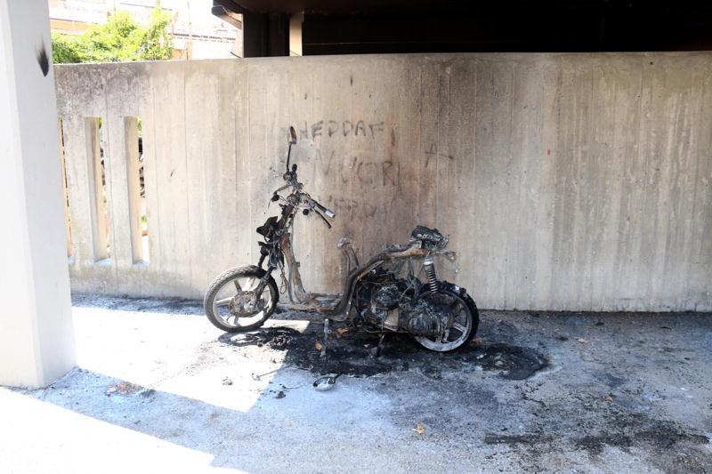 Quel che resta dello scooter bruciato (Marzi/Pentafoto)