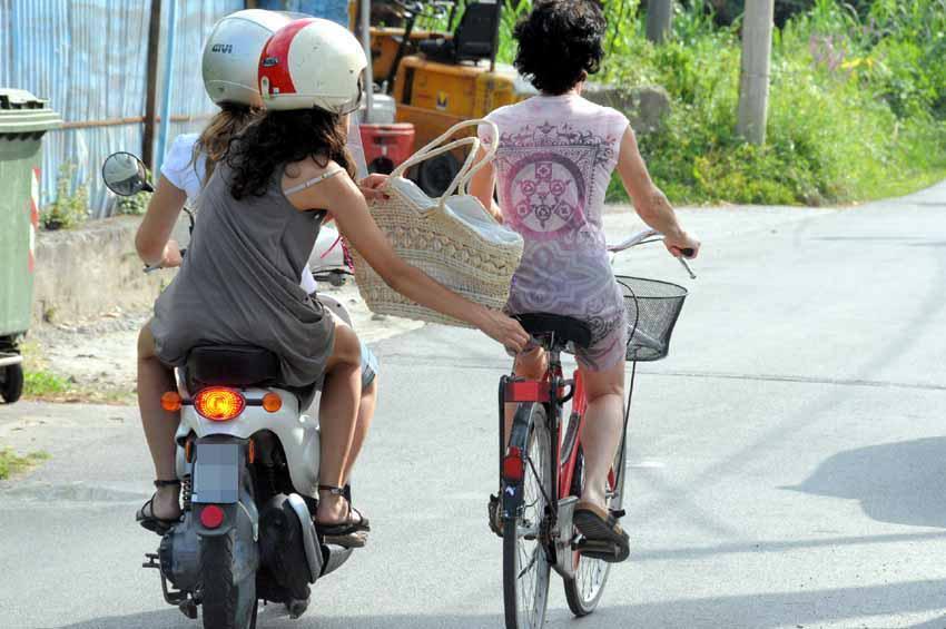 Scippata sulla bici da uno scooterista 