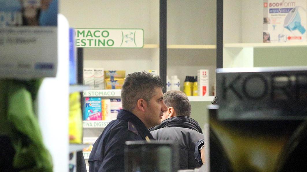 La farmacia Amenta con gli investigatori per una precedente rapina (foto d'archivio)