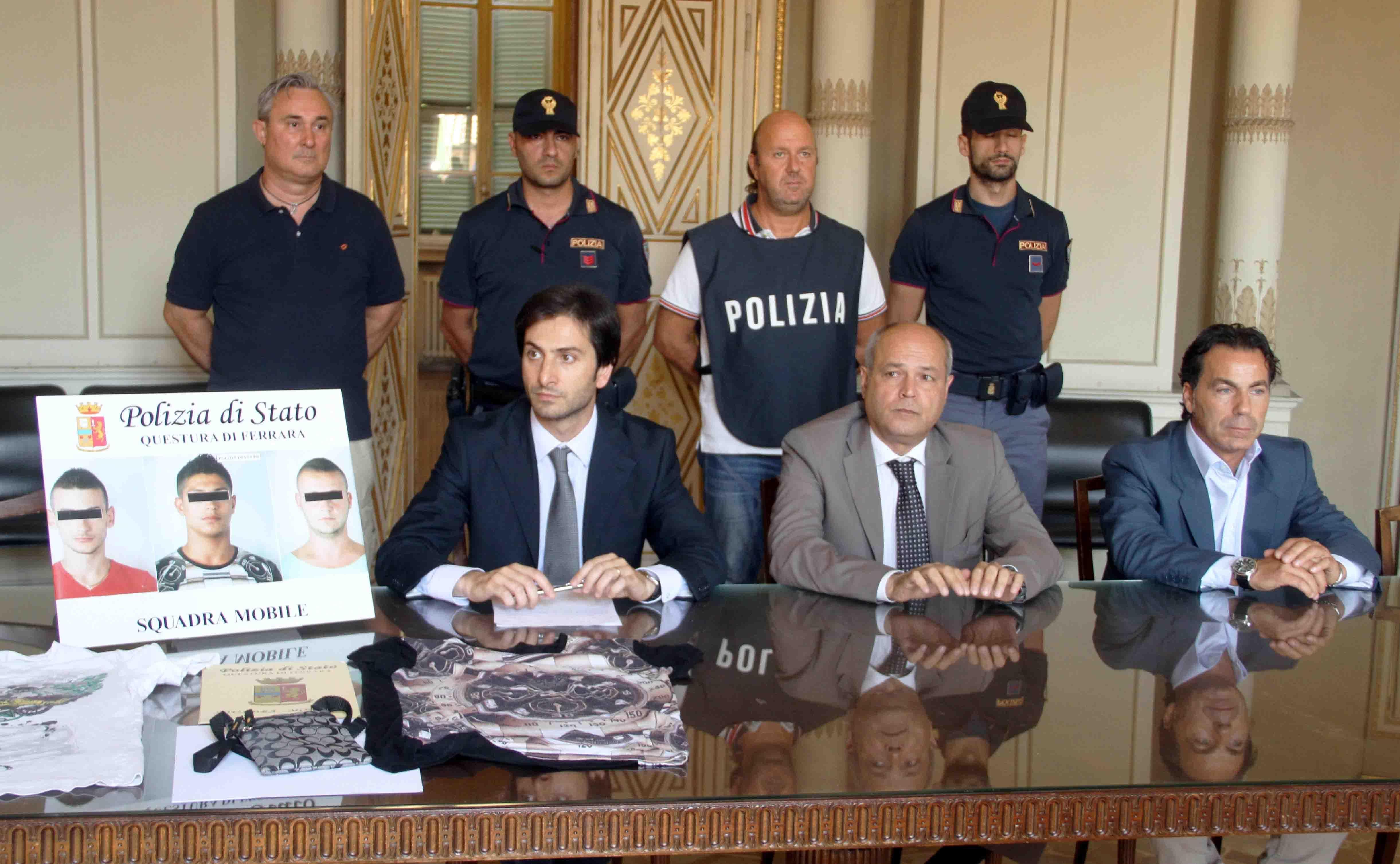 La polizia presenta gli arresti della banda delle catenine