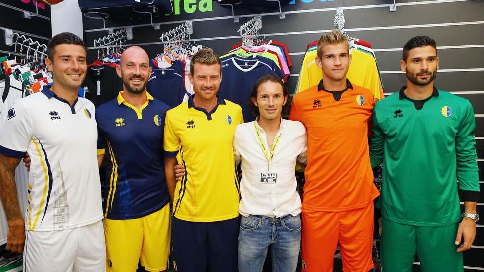 Il Modena svela le nuove maglie
