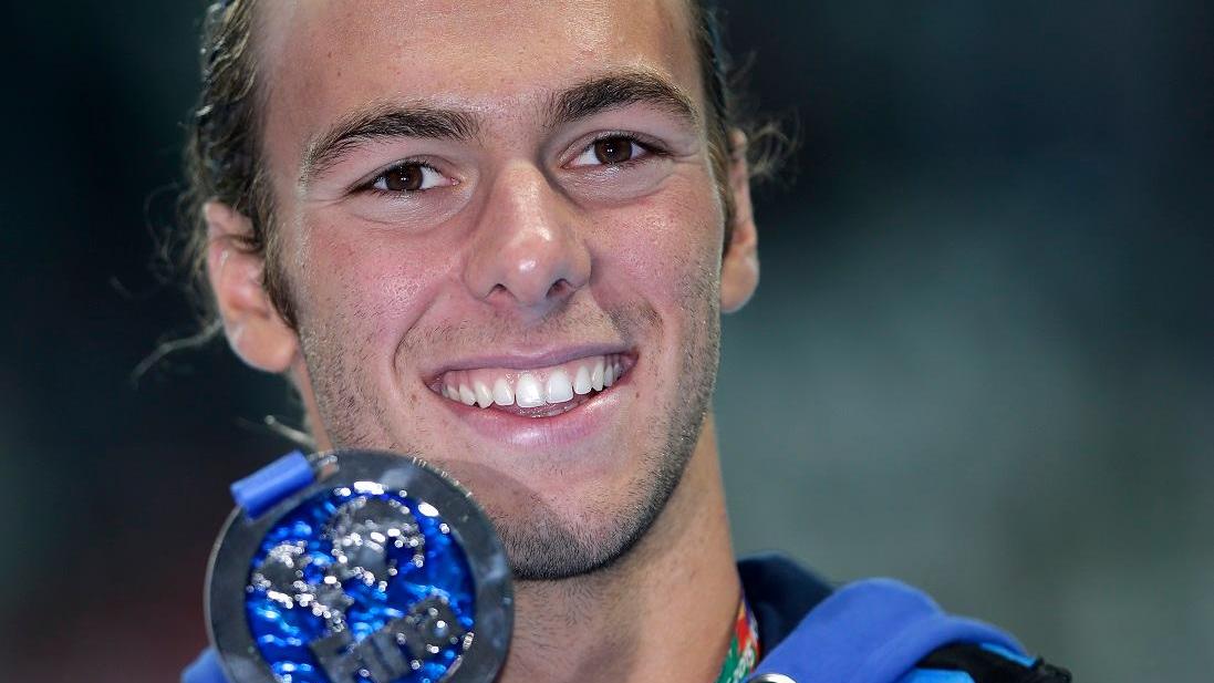Gregorio Paltrinieri con la medaglia d'argento conquistata negli 800 stile libero