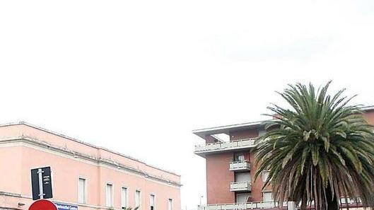 Strane presenze in piazza Gramsci