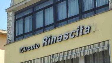Una bottigliata in testa al barista, poi scoppia il caos