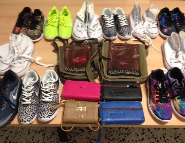 Il venditore abusivo scappa ma lascia scarpe, borse e cinture