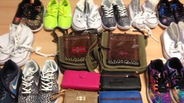 Il venditore abusivo scappa ma lascia scarpe, borse e cinture