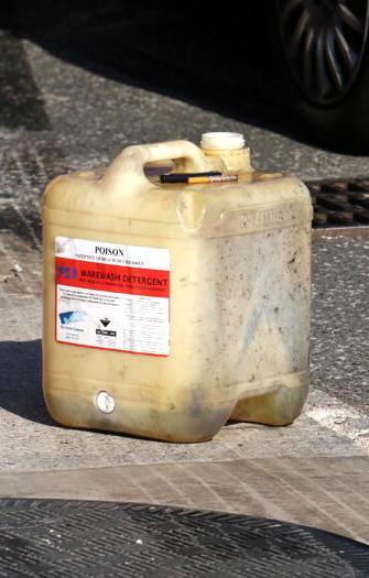 Si cosparge di benzina e minaccia di darsi fuoco 