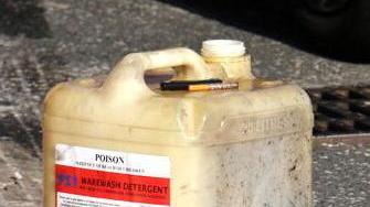Si cosparge di benzina e minaccia di darsi fuoco