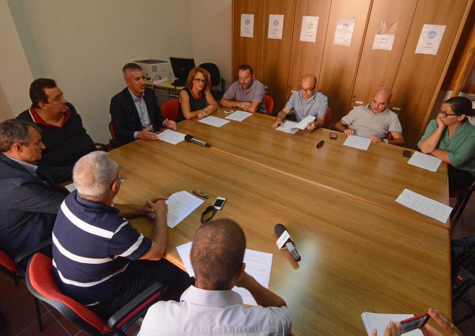 Opposizione e dissidenti uniti chiedono l’uscita da Abbanoa