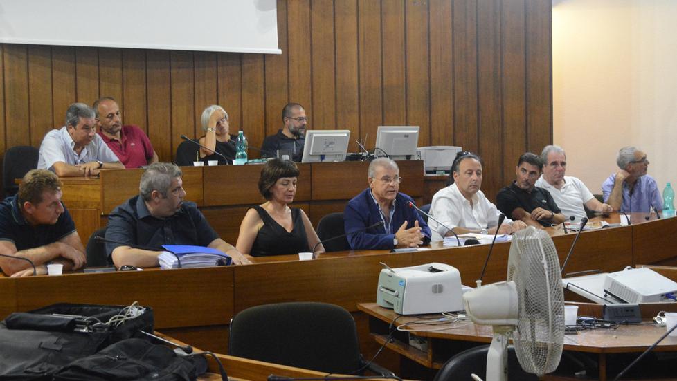 Tendas resiste ma la maggioranza gli dà l’ultimatum 