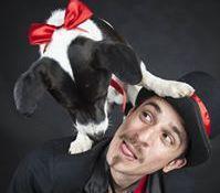 Unnico con il suo cane Spank Uno spettacolo di arte varia
