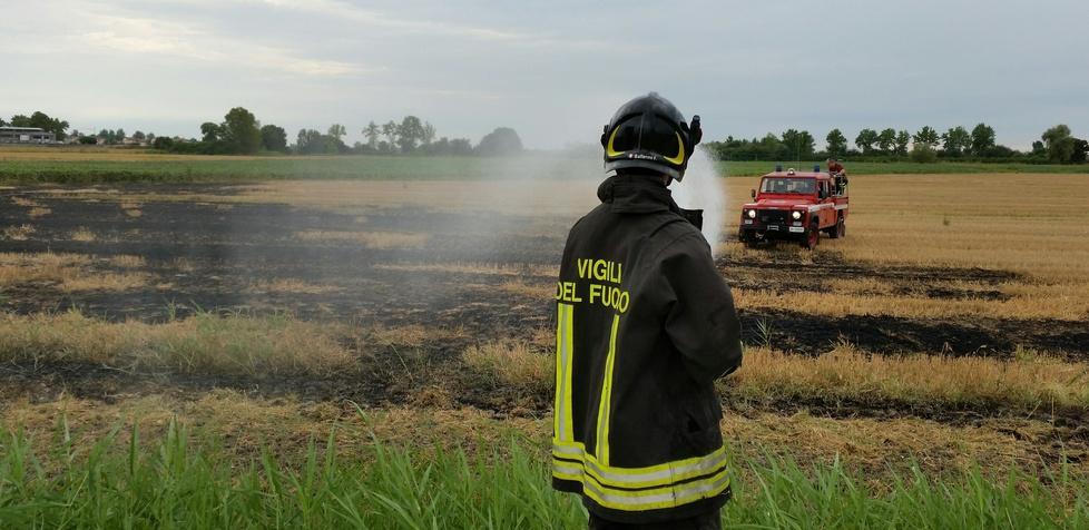 Vasto incendio di stoppie
