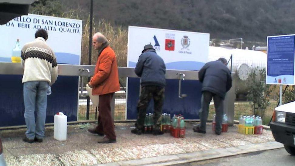 In centro a Pescia una fontanella di acqua ad alta qualità