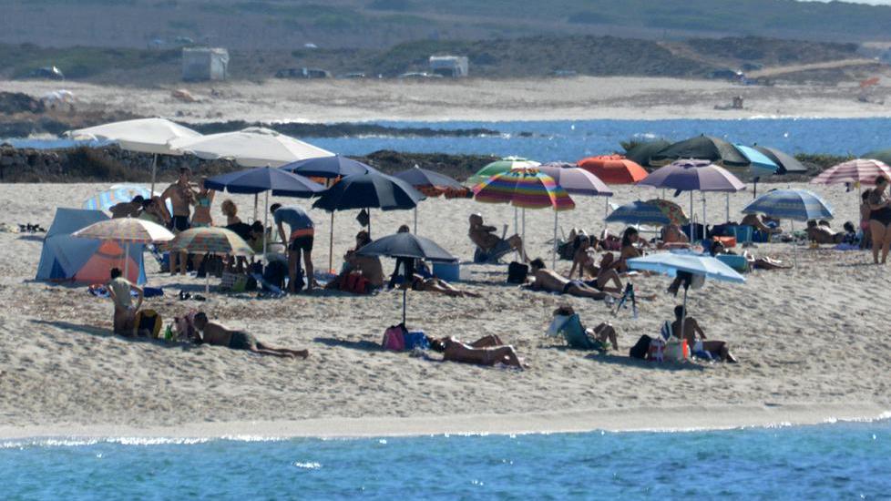 Quintali di sabbia rubata, nei guai decine di turisti 