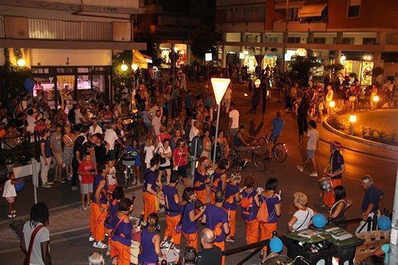 A Marina di Carrara arriva la notte blu, il litorale fa festa fino alle ore piccole