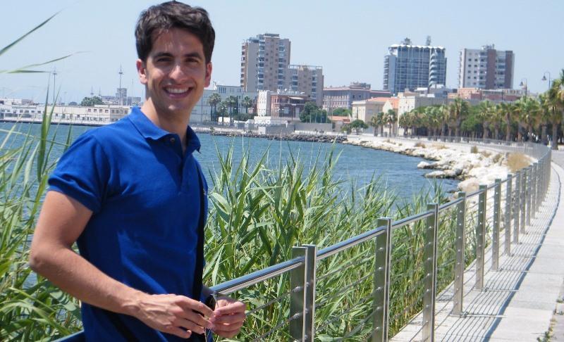 Simone Moro sul lungomare di Cagliari