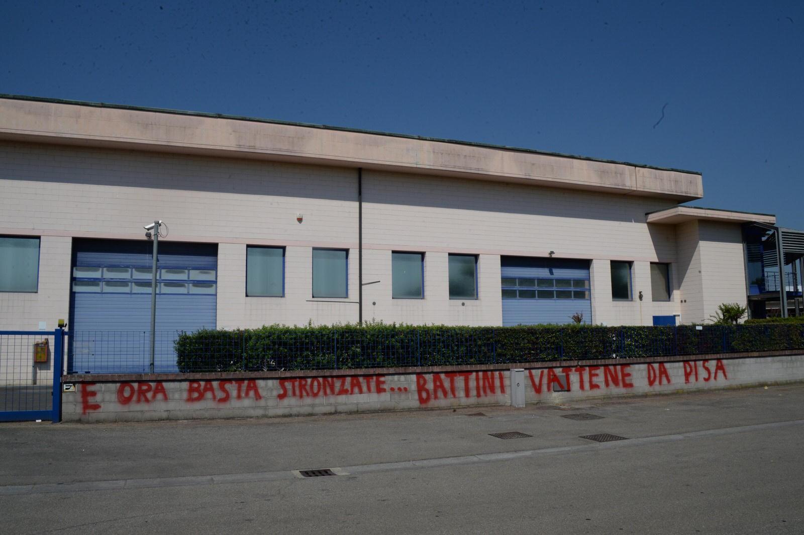 La scritta contro Battini all'esterno della sua azienda a Ponte a Egola (foto Silvi)
