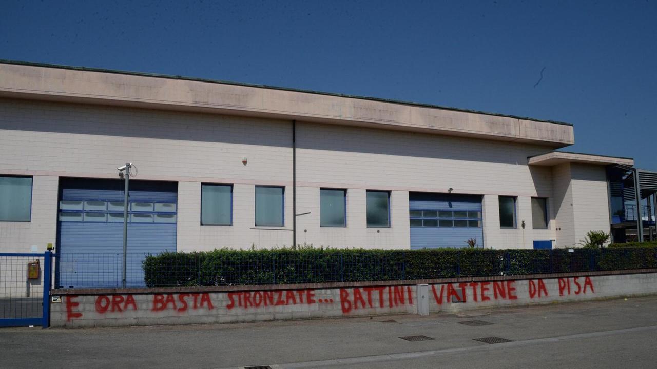 La scritta contro Battini all'esterno della sua azienda a Ponte a Egola (foto Silvi)
