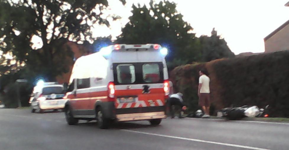 Ferrara, ragazza ferita nello schianto tra auto e moto 