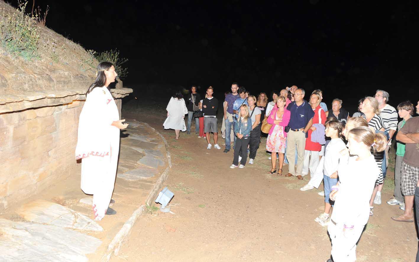Un'immagine di un percorso in notturna nella necropoli di San Cerbone accompagnati da guide in costume etrusco o romano