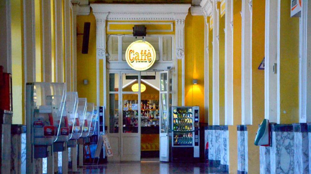 Il buffet della stazione chiuso nei mesi scorsi col licenziamento dei dieci lavoratori