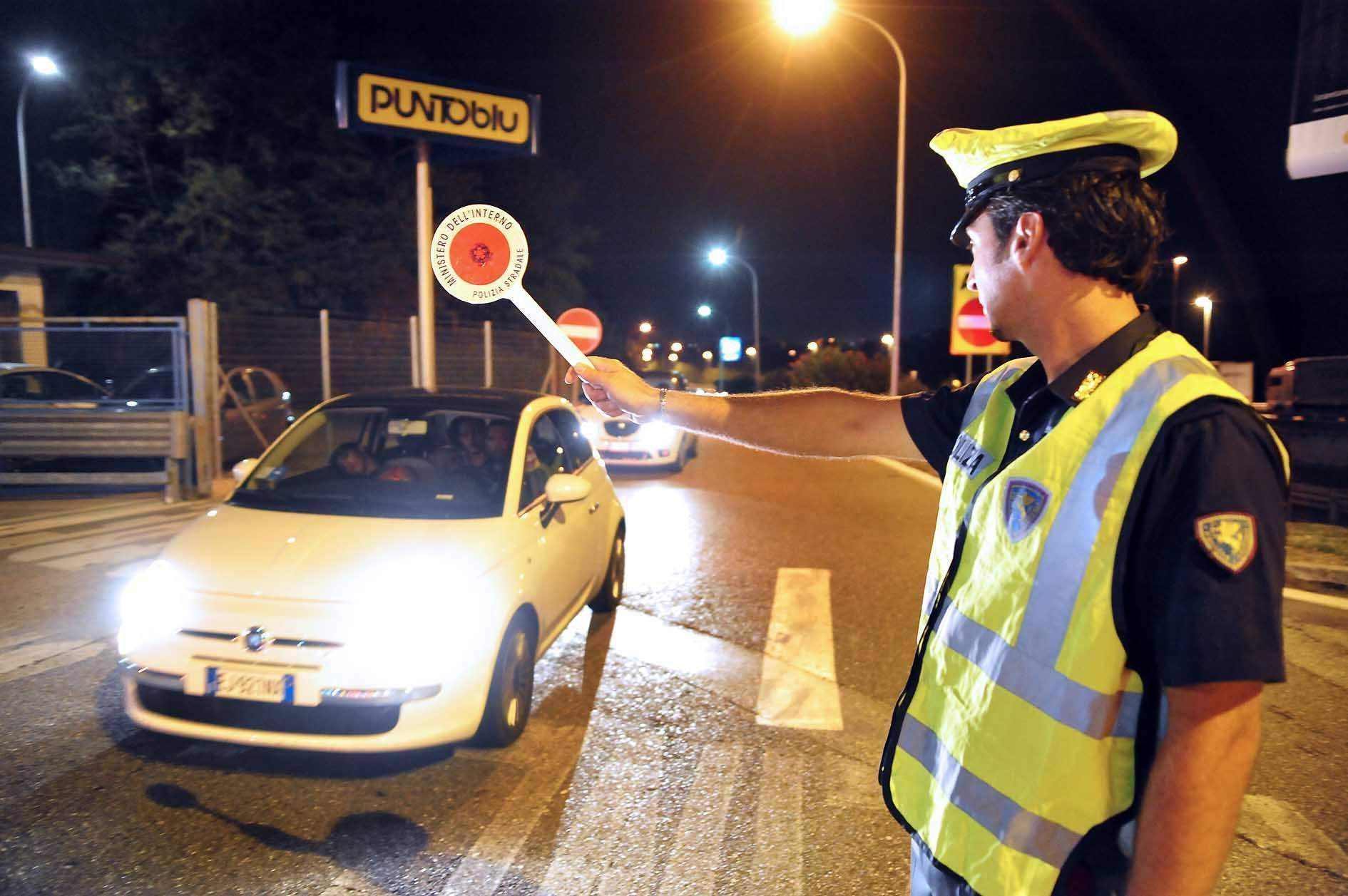Controlli della Stradale all'autogrill di Serravalle (foto Gori)