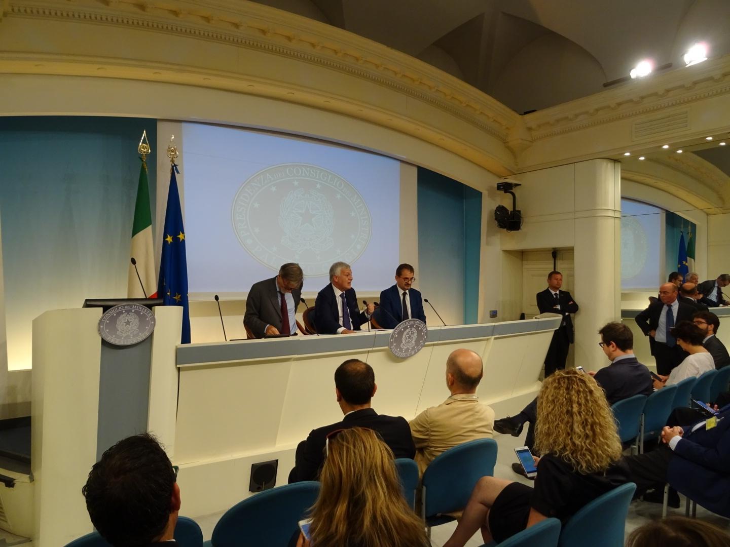 I ministri Galletti e Delrio a Palazzo Chigi illustrano il piano anti-dissesto idrogeologico 