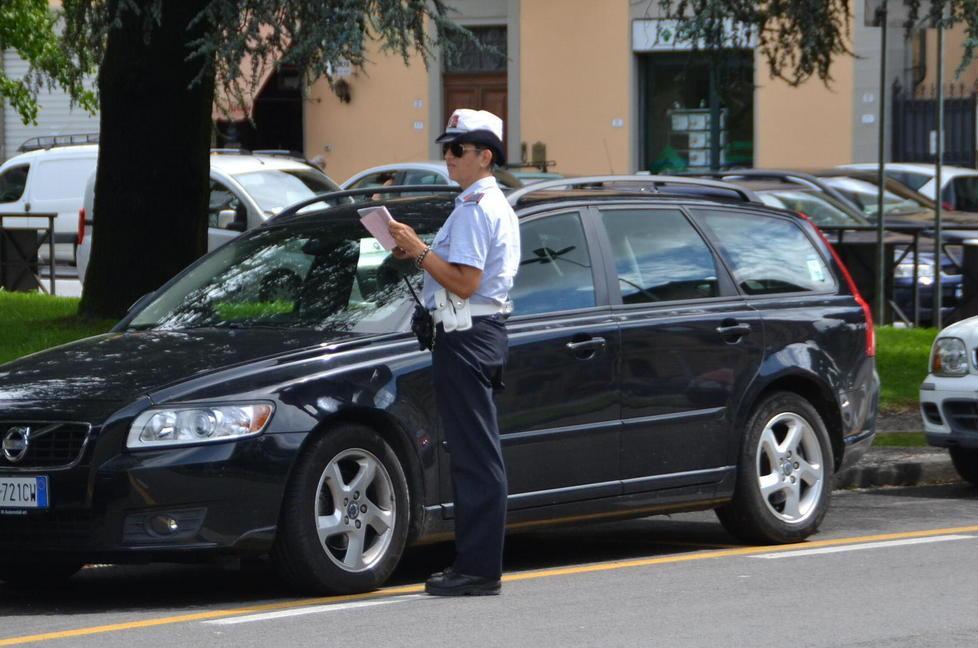 Comune senza soldi: «Vigili, fate più multe» 