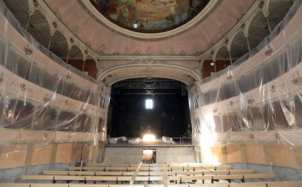 Platea di prima classe e buca per l’orchestra: lavori in corso al teatro Ariosto 