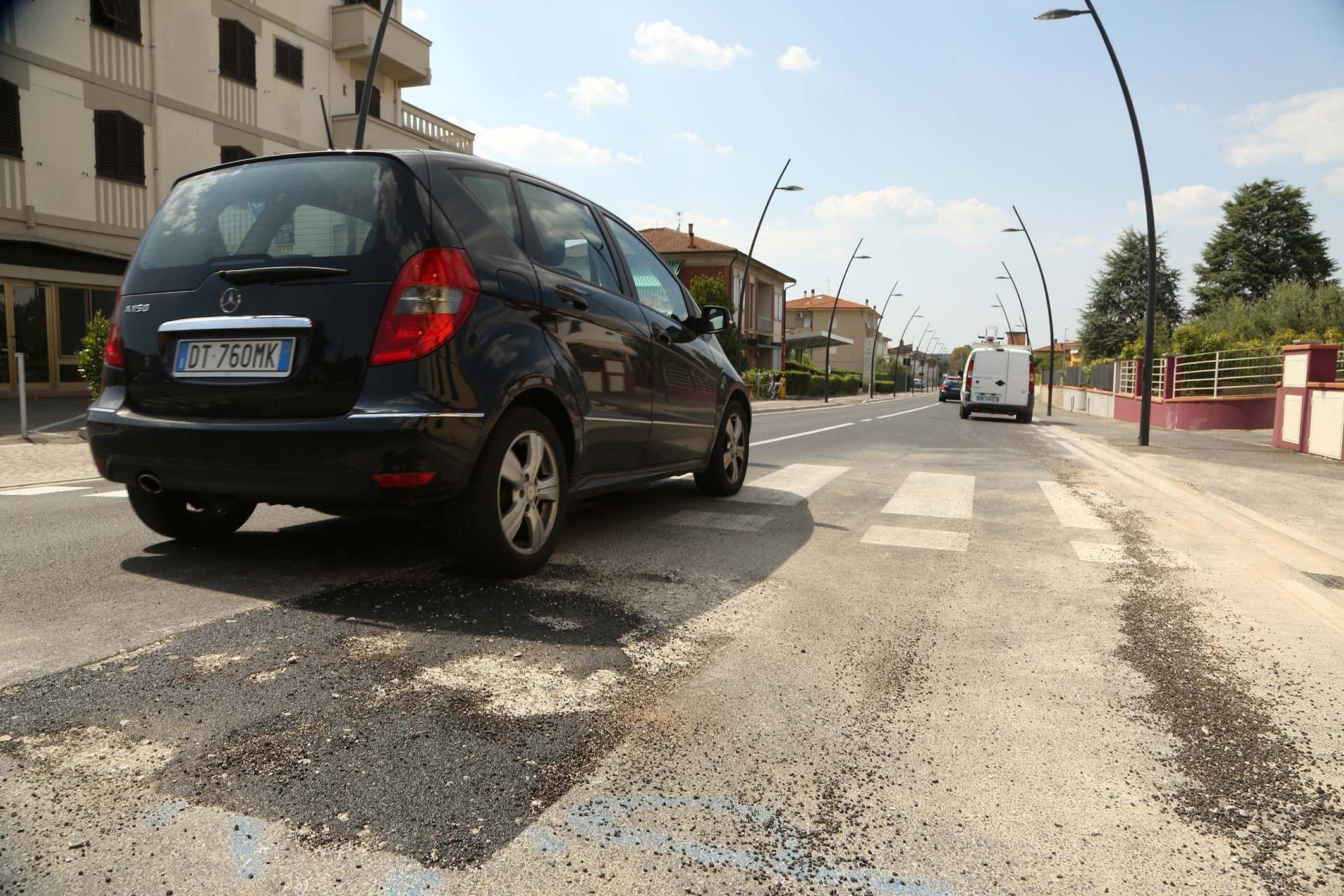 La "toppa" in viale Colombo a Fucecchio (Foto Agenzia Carlo Sestini)