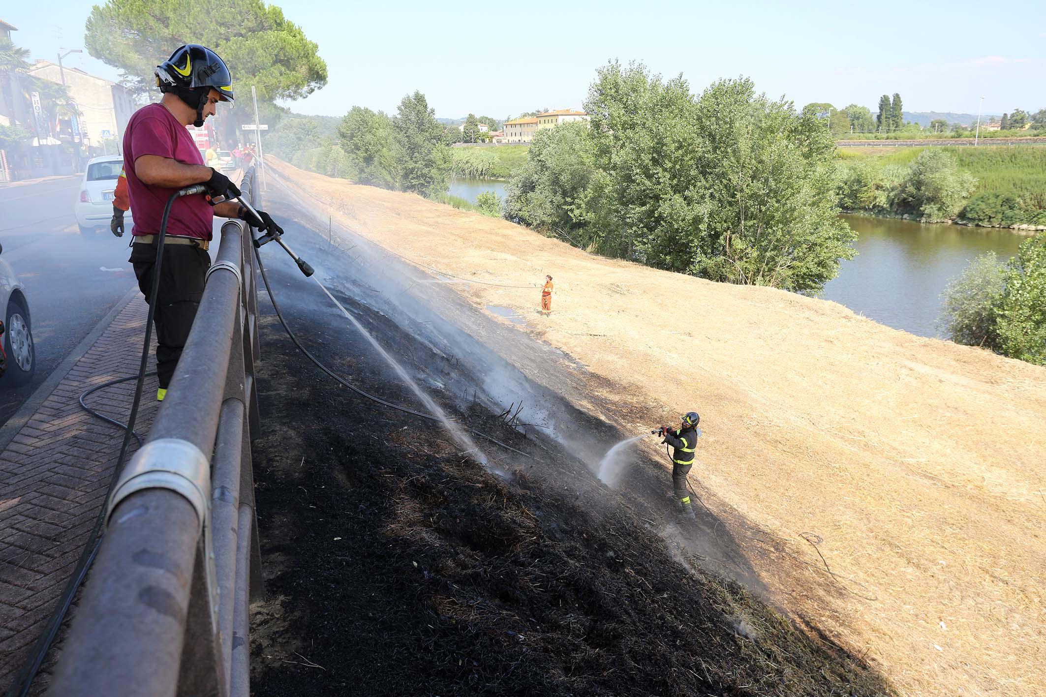 Vigili del fuoco al lavoro per spegnere l'incendio a Limite sull'Arno (foto Ag. Carlo Sestini)