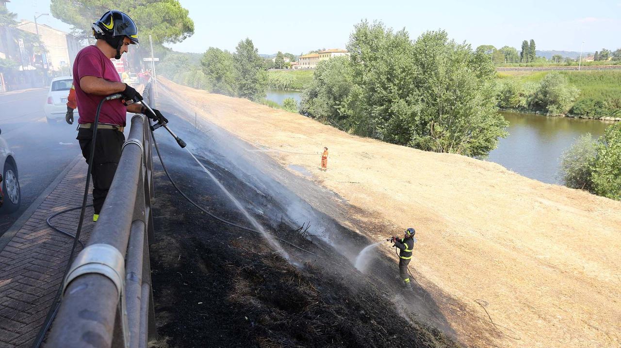 Vigili del fuoco al lavoro per spegnere l'incendio a Limite sull'Arno (foto Ag. Carlo Sestini)