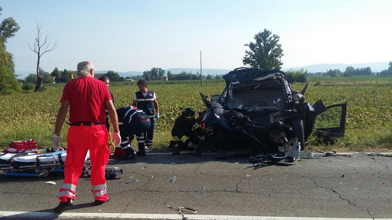 Camion tampona auto sulla via Emilia, un morto e due feriti gravissimi 