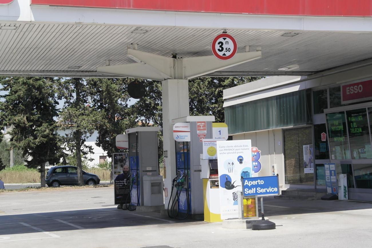 Rubano i soldi dal selfservice del distributore con l'aspirapolvere 